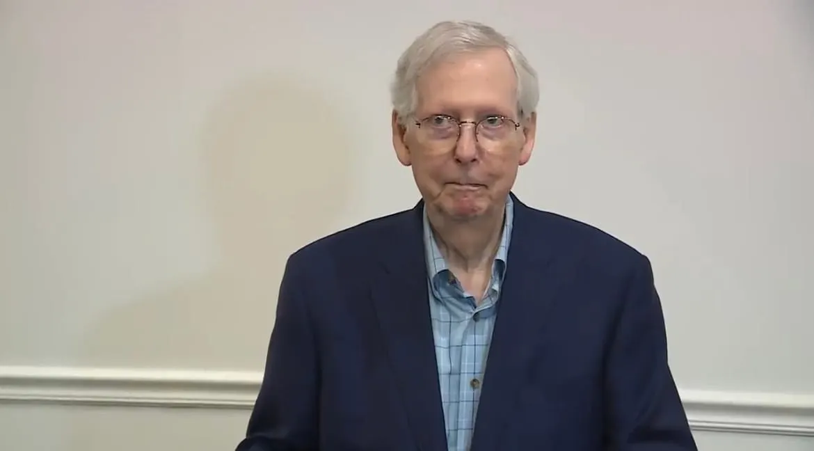 El líder del Senado, Mitch McConnell, pareció congelarse durante 30 segundos...