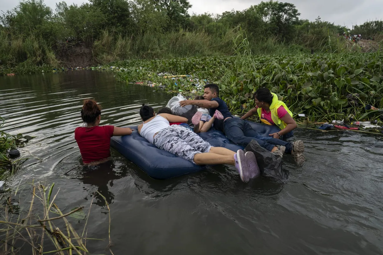 Migrantes venezolanos en una balsa inflable cerca de Brownsville, Texas, el 6 de mayo de 2023. (Verónica G. Cárdenas/The New
