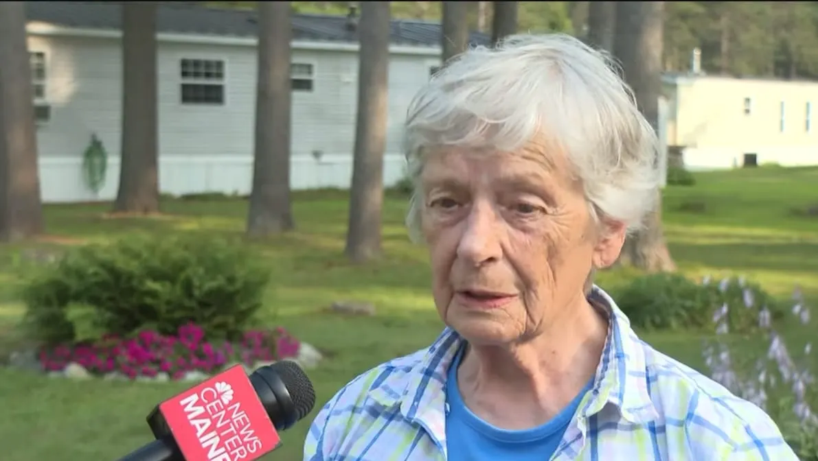 Valiente anciana Maine intruso