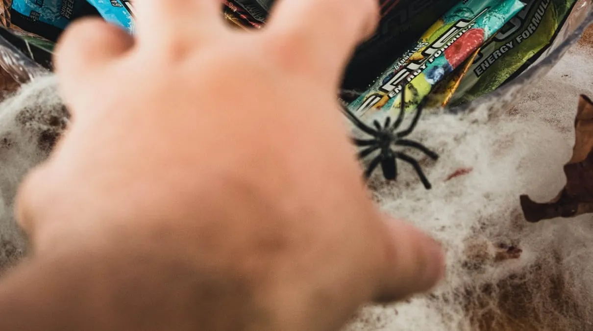 Niño se deja picar por una viuda negra para convertirse en Spider-Man