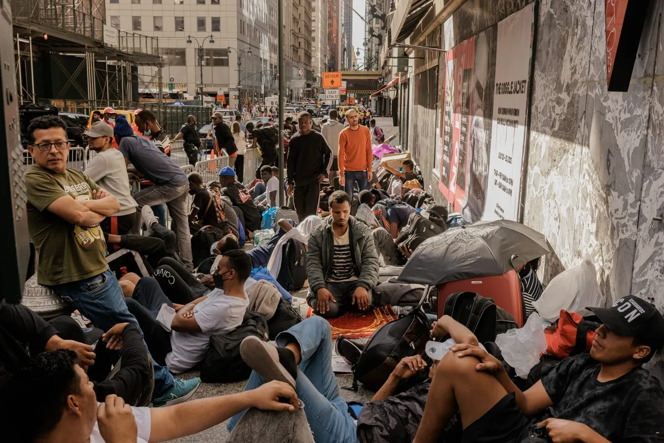 CMigrantes esperando a ser procesados fuera del Hotel Roosevelt en Manhattan, el martes 1 de agosto de 2023. (Jeenah Moon/The