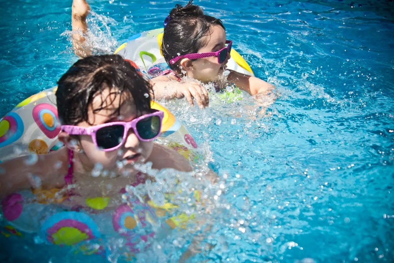 No, las piscinas infantiles no están más calientes porque los niños se orinen en ellas