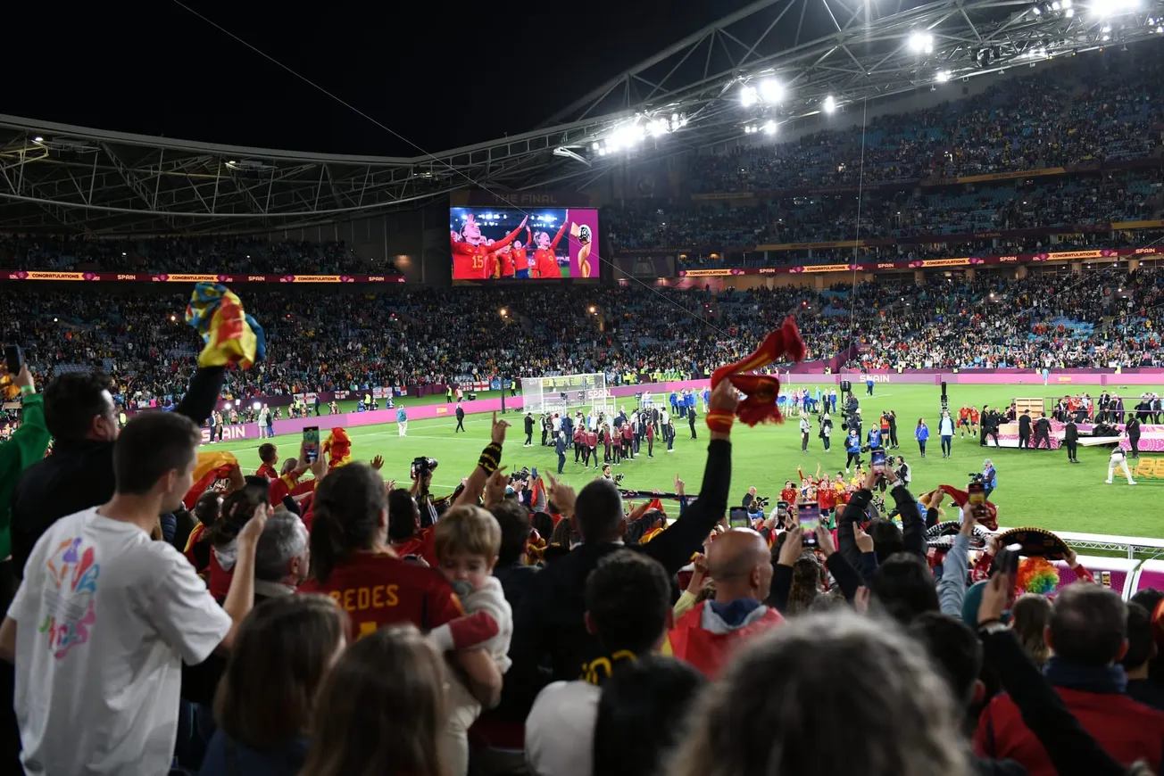 Un beso forzado enfrenta a España con su tradicional sexismo