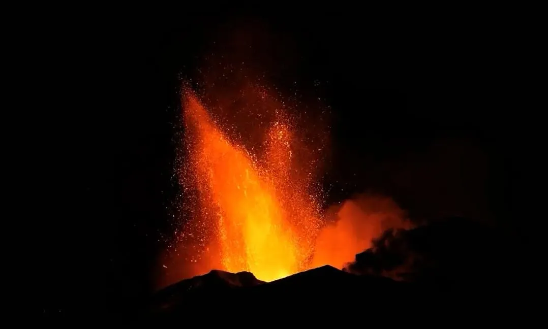 Volcán Etna entra en erupción y provoca emergencia en Italia