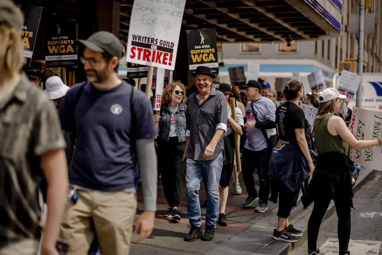 Guionistas y estudios de Hollywood se reunirán para iniciar negociaciones