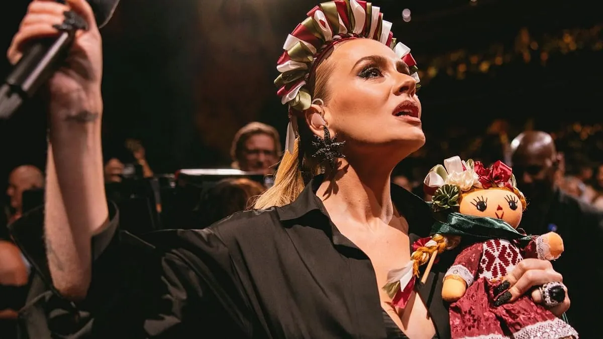 Adele celebra Independencia de México al recibir muñeca Lele de un fan