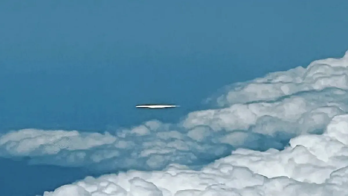 Azafata graba extraño objeto volador en España