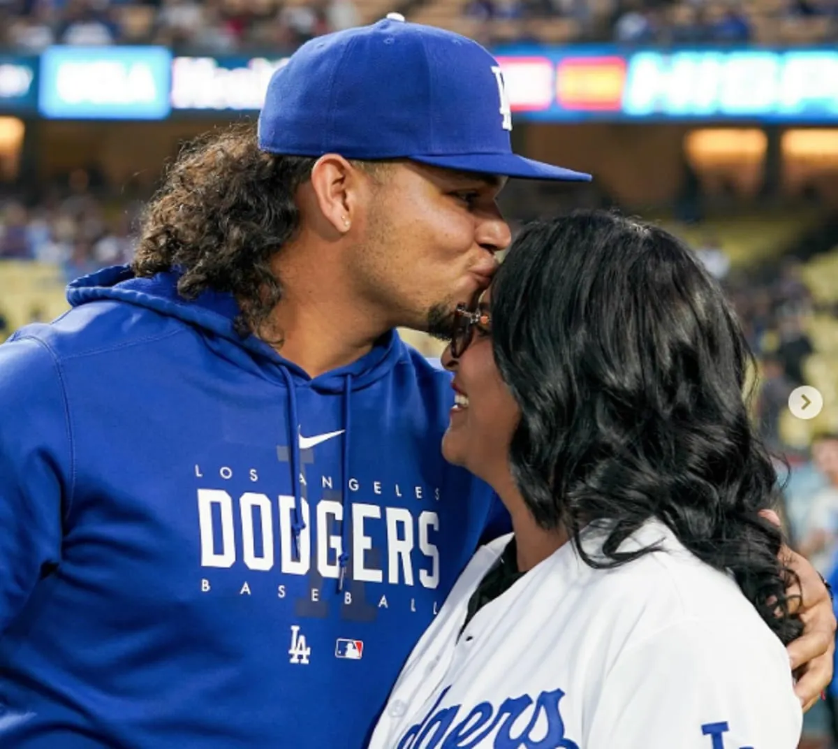 Madre del lanzador Brusdar Graterol realizó el primer lanzamiento de los Dodgers
