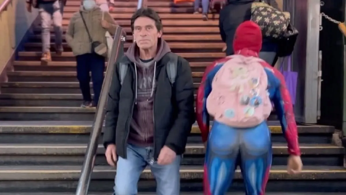 Duende verde chileno Hombre sorprende por su parecido a Willem Dafoe