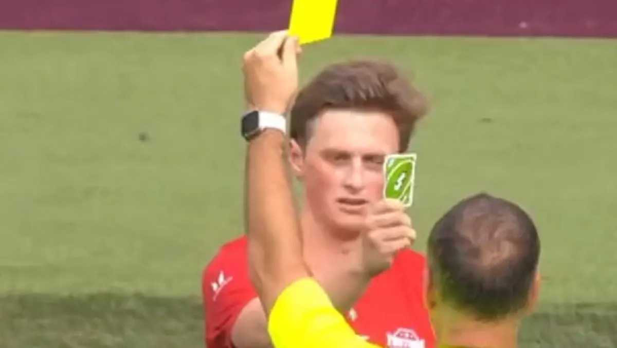 Jugador recibe tarjeta amarilla y responde sacando una carta de UNO