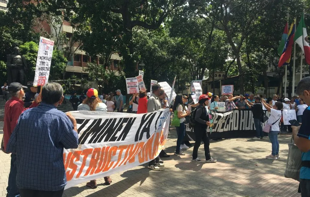 Maestros en Venezuela marchan para exigir aumento de salarios y pensiones