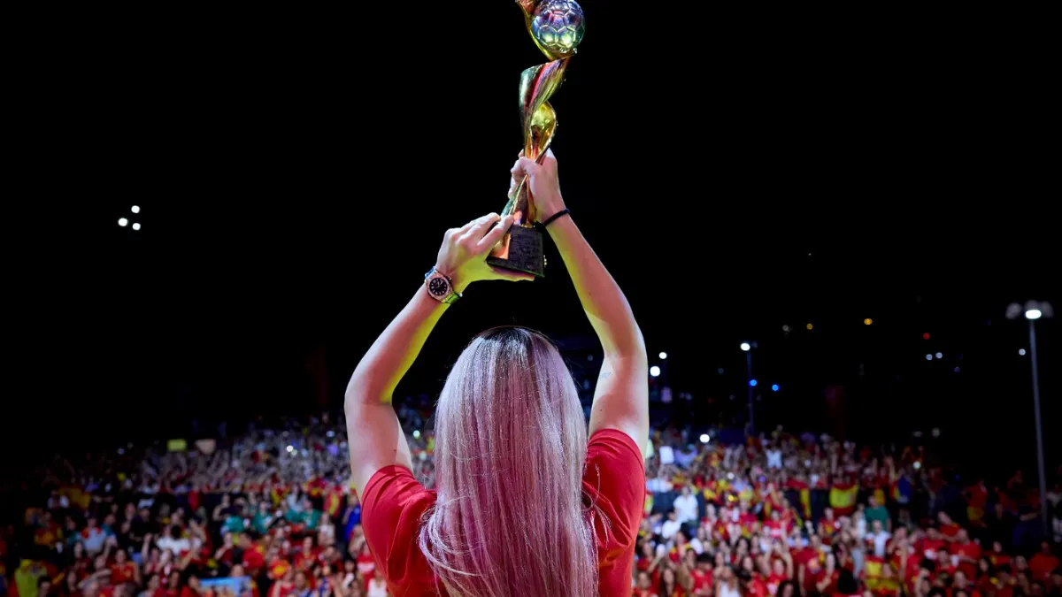 más mujeres juegan fútbol