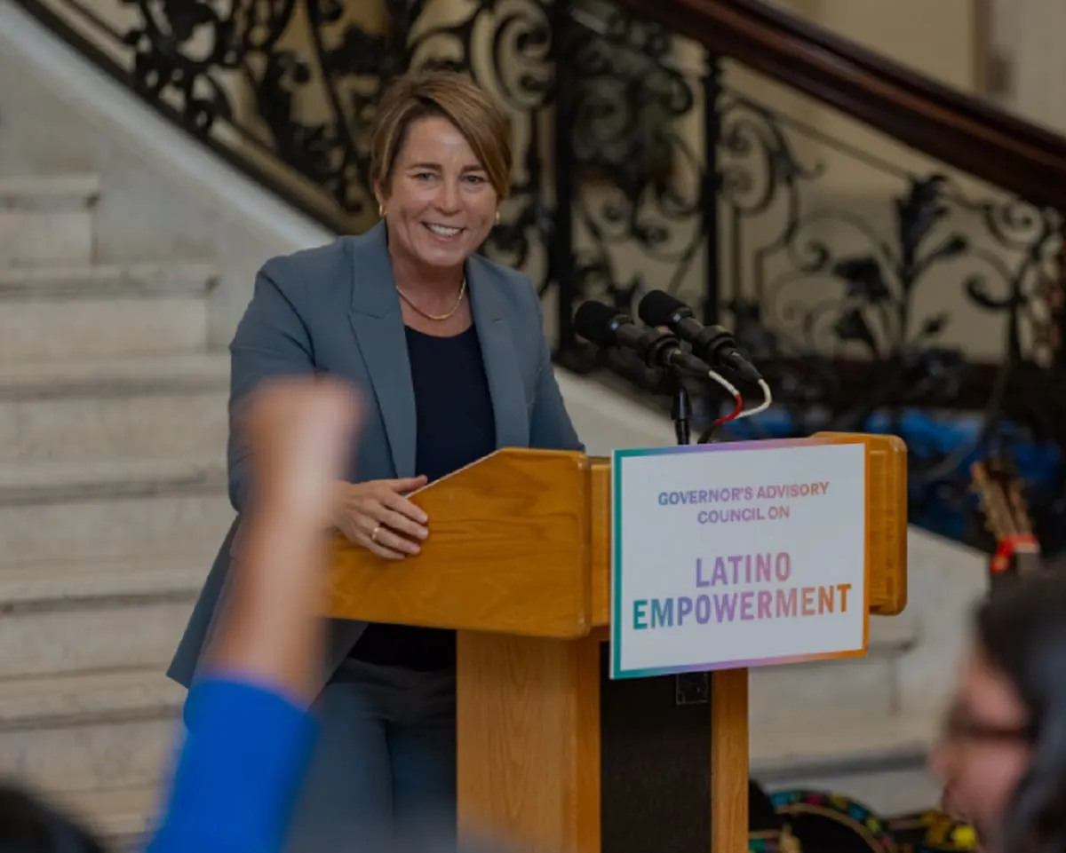 Gobernadora de Massachusetts firmó una orden para promover el acceso lingüístico en honor a la Herencia Hispana