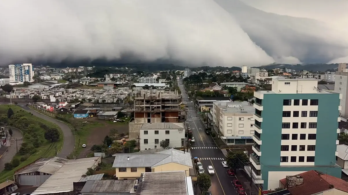 Nubes grandes cubren y oscurecen ciudad en Brasil