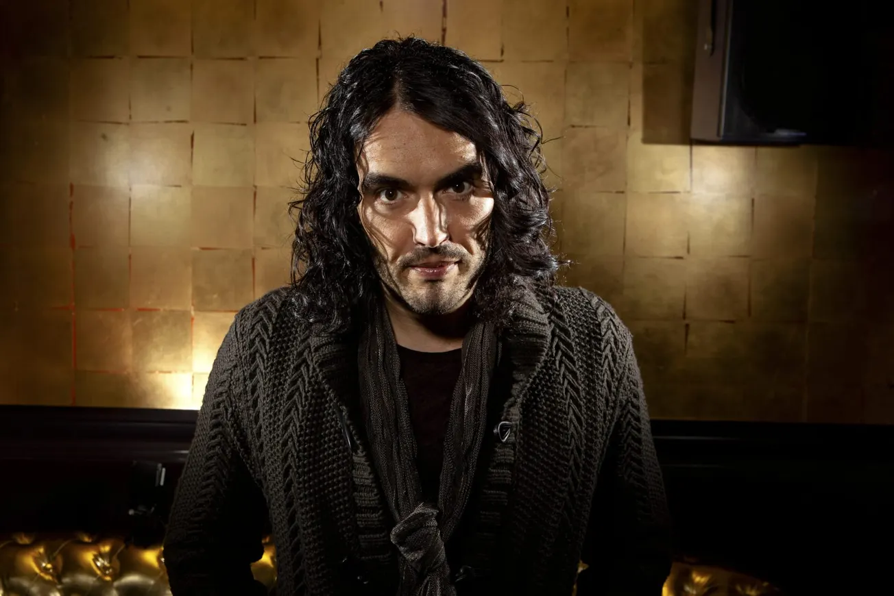 Acusan a comediante Russell Brand de violación y agresión sexual