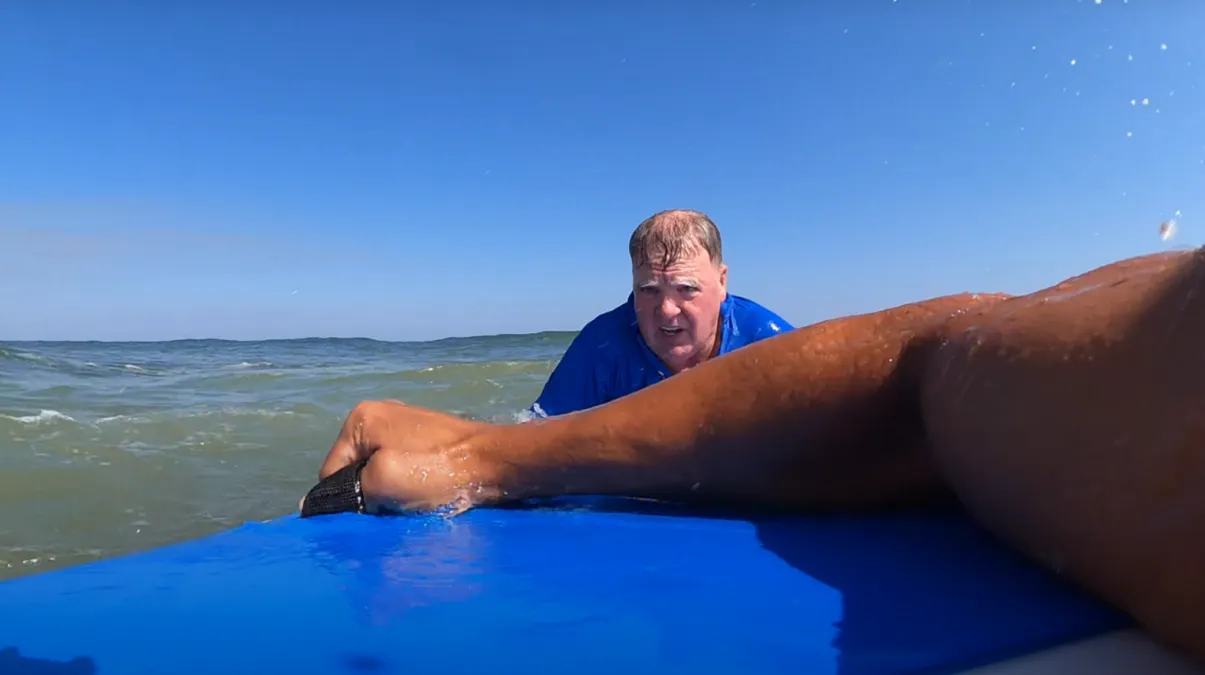 Surfista salva a un nadador atrapado en fuertes olas en Nueva Jersey