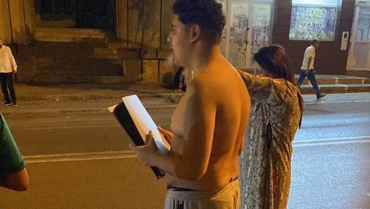 Un hombre se viralizó por llevar su PlayStation 5 durante el terremoto de Marruecos