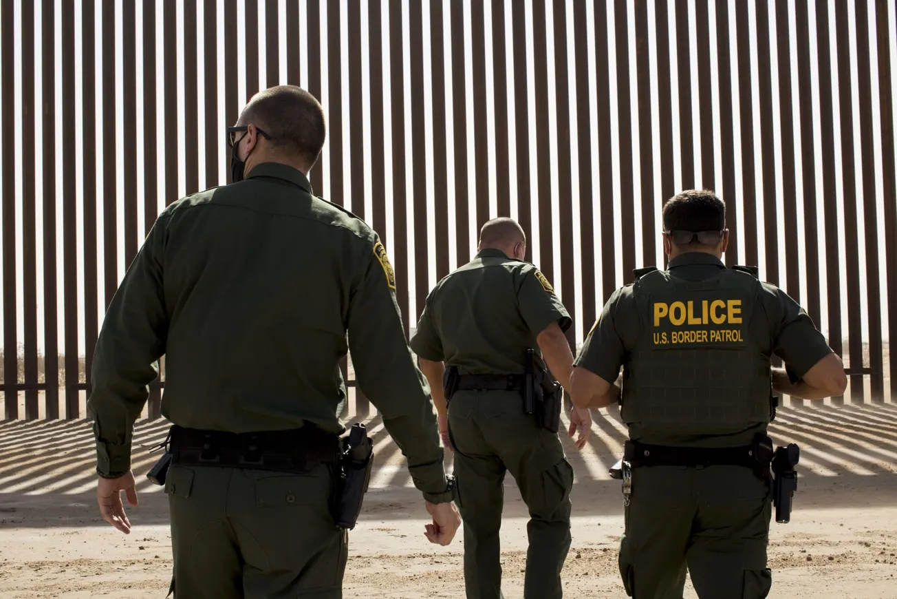 Funcionarios de la Patrulla Fronteriza en el muro de la frontera en Arizona. FOTO: Gabriella Angotti-Jones/The New York Times