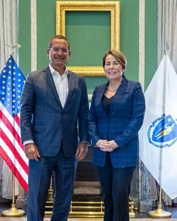 Gobernador de Puerto Rico desde 2021, Pedro Pierluisi, con la gobernadora de Massachusetts, Maura Healey. Foto: Cortesía del