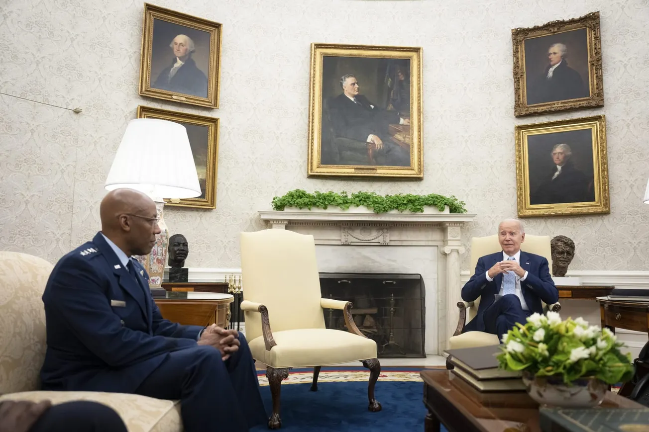 Biden observa el circo republicano desde la barrera
