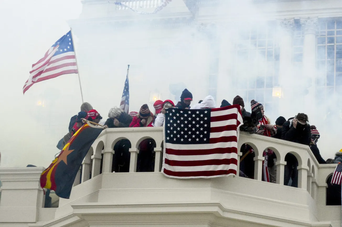 capitolio mujer del megáfono