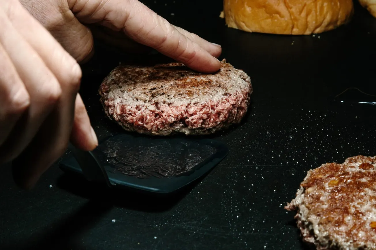 Imagen de archivo de una hamburguesa hecha de productos vegetales. | Foto: Jason Henry/The New York Times.