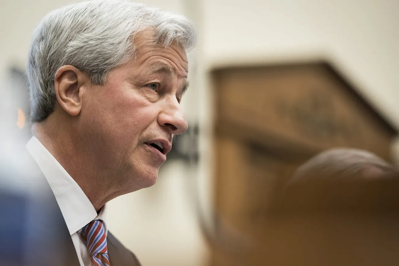 Dimon advierte que es un momento de ‘máximo peligro’ a pesar de grandes beneficios de los principales bancos