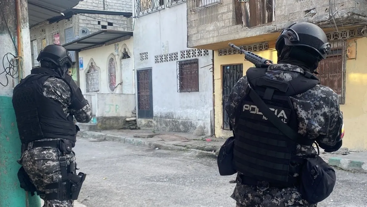 Hallan fosa con restos humanos en Ecuador