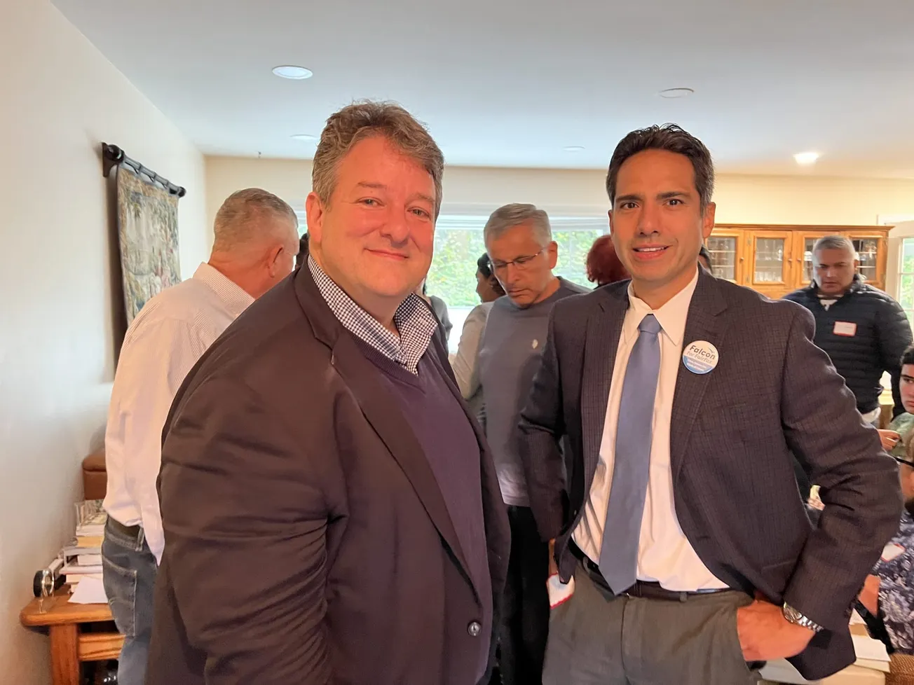 Alfonso López (izq.) busca la reelección como delegado estatal de Virginia. Todos los escaños de la Asamblea Legislativa está