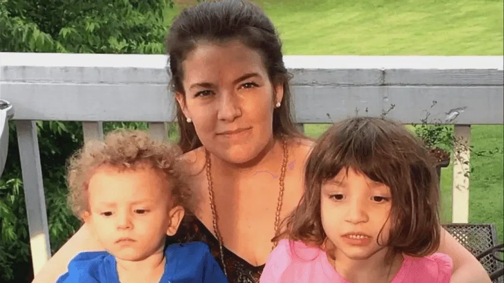Catherine Hoggle con sus dos hijos