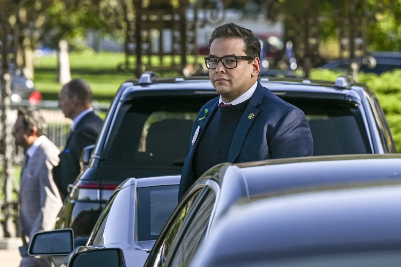 George Santos enfrenta cargos de fraude