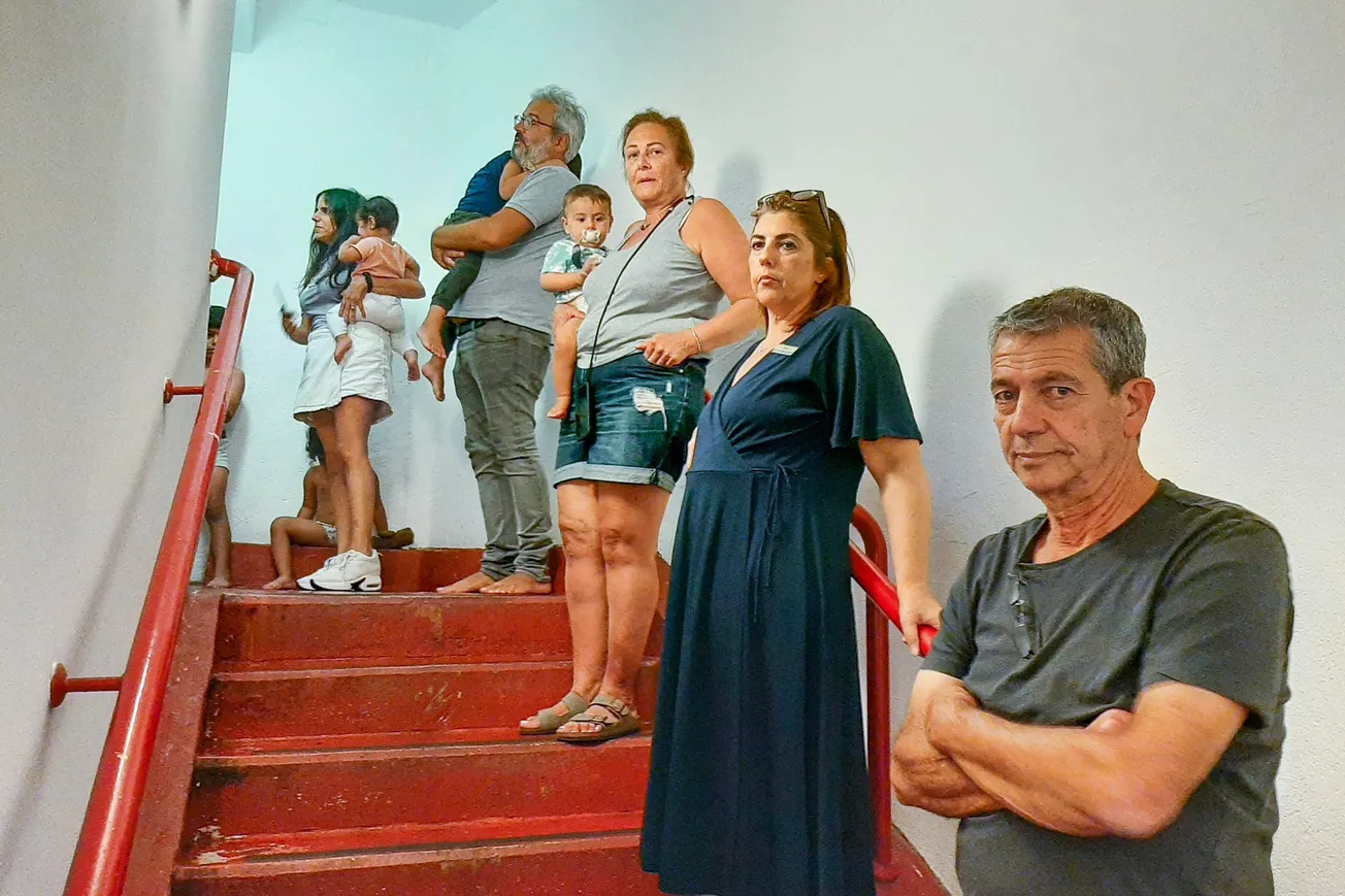 Un grupo de habitantes desplazados de las comunidades israelíes cercanas a Gaza y atacadas por Hamás, se refugian mientras su