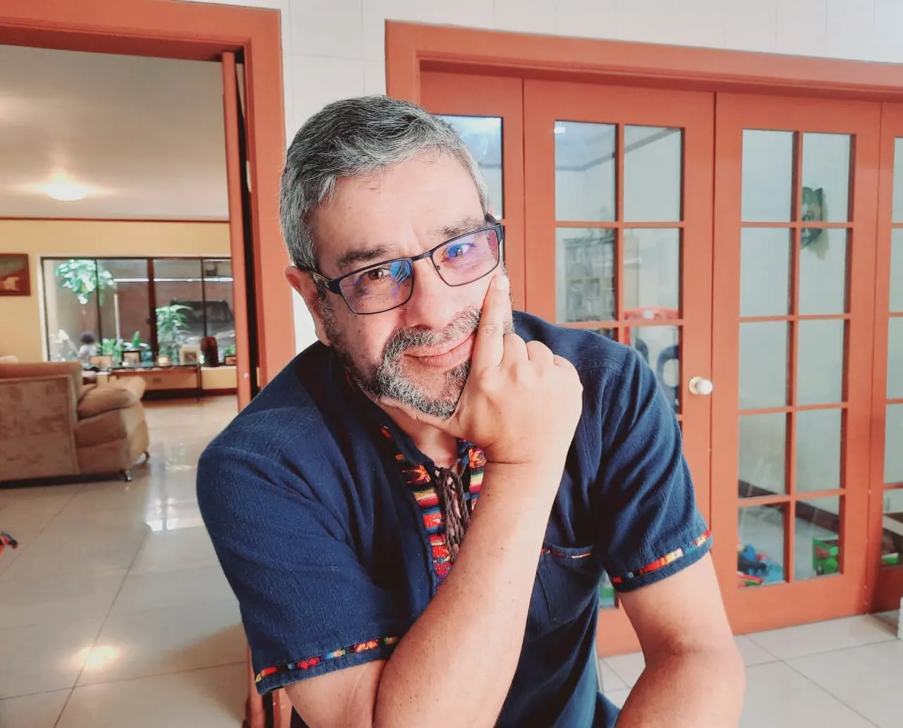 Entrevista a Carlos Villalobos, autor de Cambio de Dios, poemario galardonado que deconstruye las versiones oficiales de la conquista española