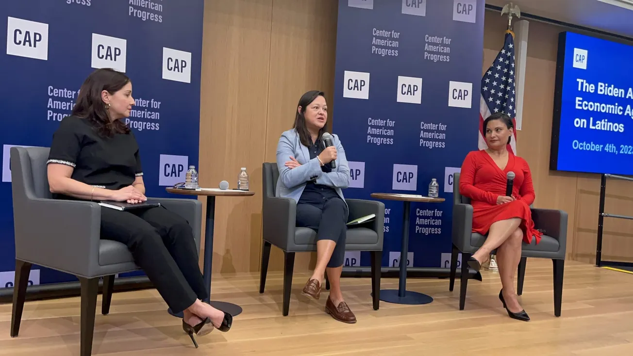 Frances Colón, Emmy Ruiz, y Laura Rodriguez, conversan sobre la agenda economica de Biden para los latinos. Foto. ETL