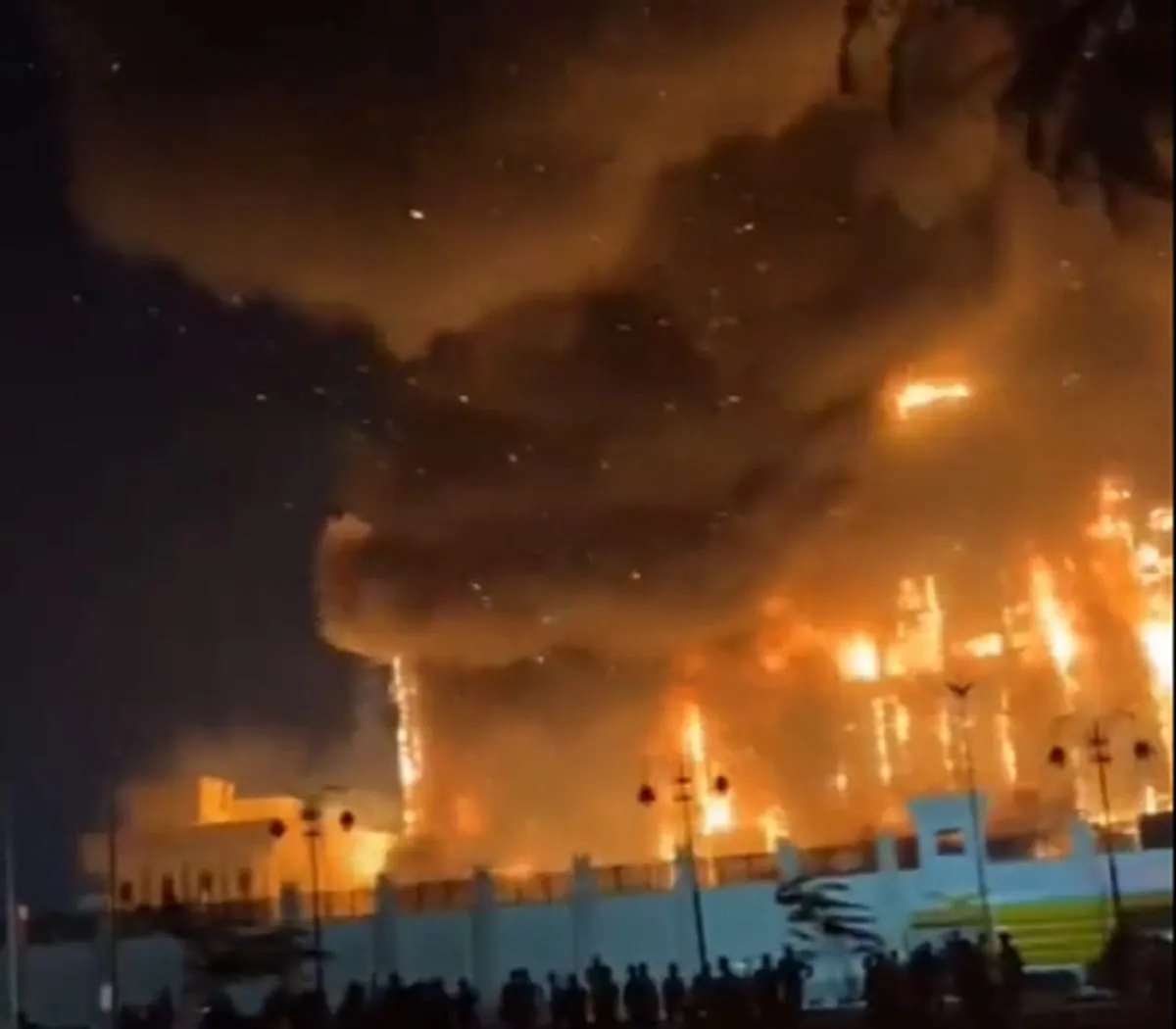 Reportan al menos 30 heridos en incendio de una estación policial en Egipto