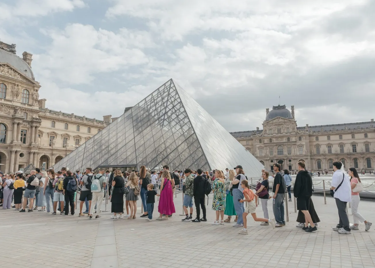 Cierran Louvre amenaza de bomba