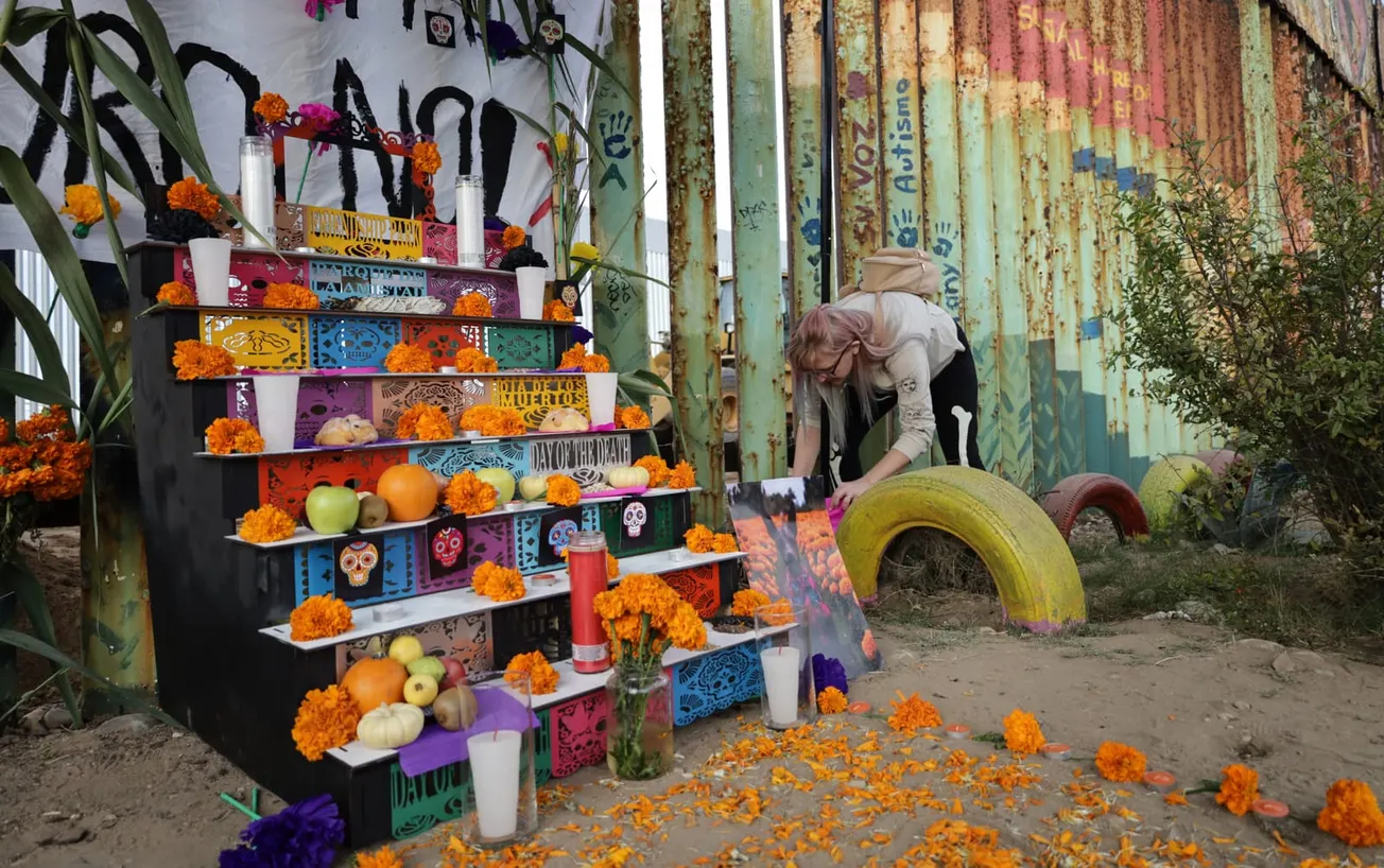 Activistas dejan ofrenda en muro fronterizo México-EEUU en honor a inmigrantes muertos