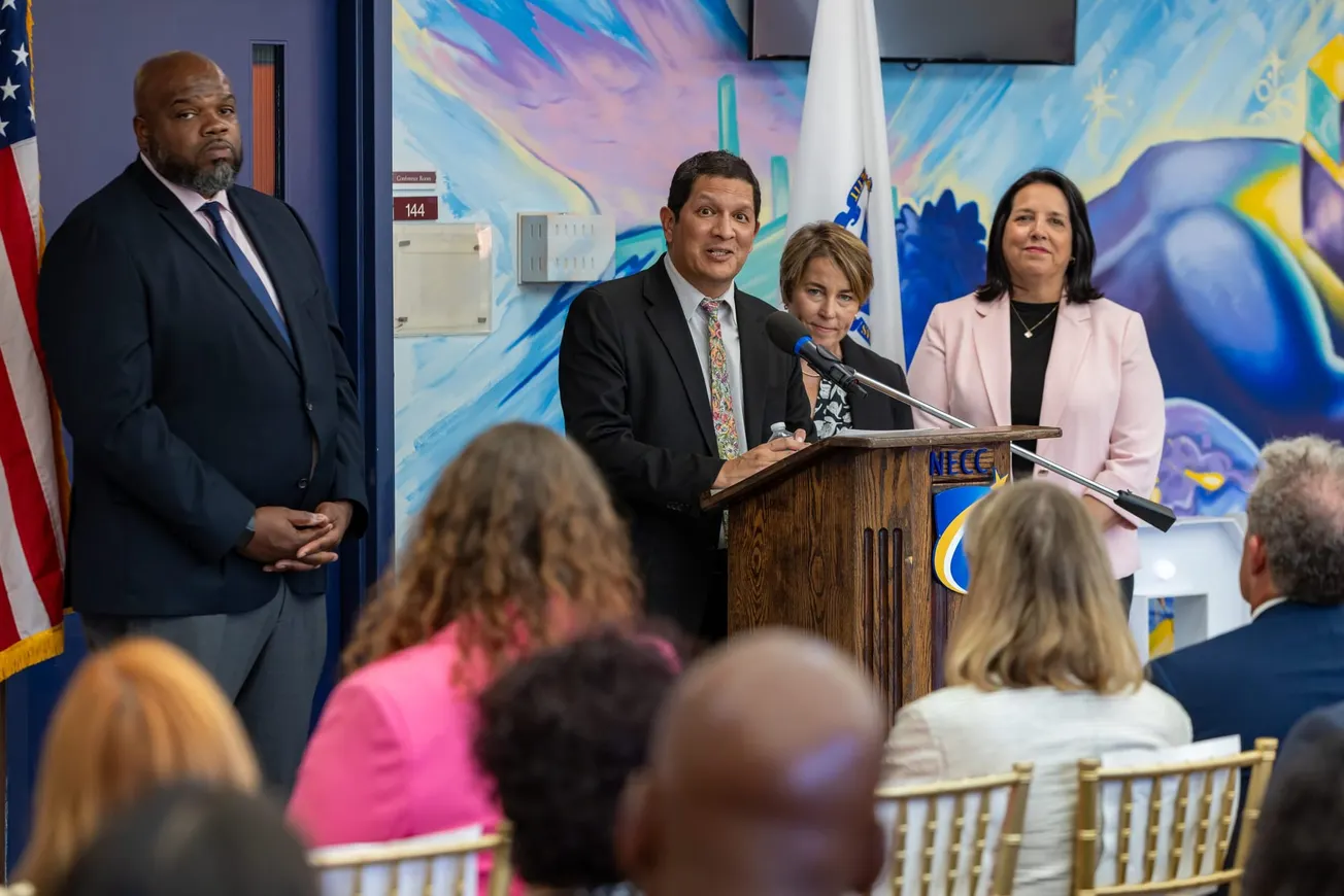 El comisionado de Educación Superior, Noe Ortega, en una celebración con funcionarios estatales y locales para resaltar la eq