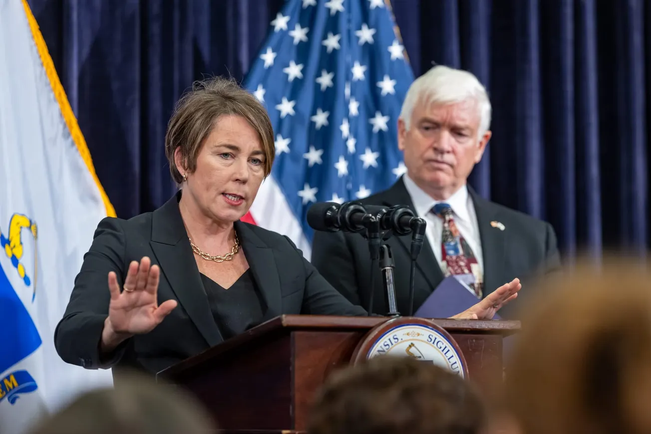 La gobernadora Maura Healey y la vicegobernadora Kim Driscoll anunciaron que, ya no podrá agregar unidades adicionales a su s