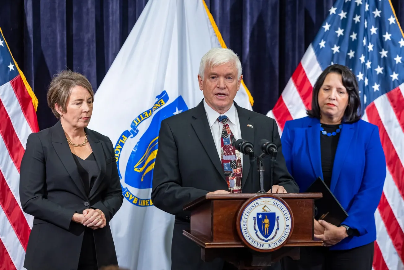 De izquierda a derecha se encuentran: Maura Healey, gobernadora de Massachusetts; Scott Rice, director general de Asistencia
