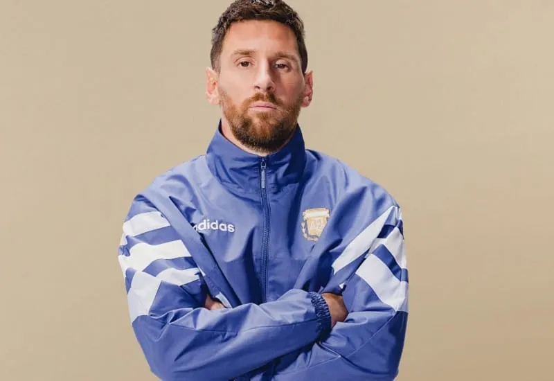 Adidas y Messi presumen camiseta que usó Maradona en el 94