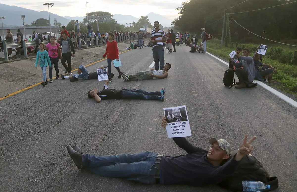 Inmigrantes bloquean aduana en la frontera sur de México para presionar por permisos migratorios