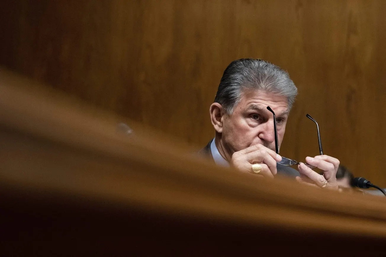 El retiro de Manchin dificulta que demócratas mantengan el Senado en 2024