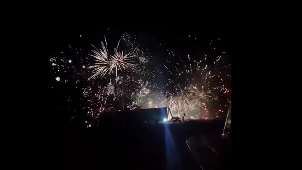 Explota camión que transportaba fuegos artificiales provocando espectáculo de luces de 1 hora