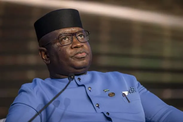 El presidente de Sierra Leona, Julius Maada Bio decreta toque de queda