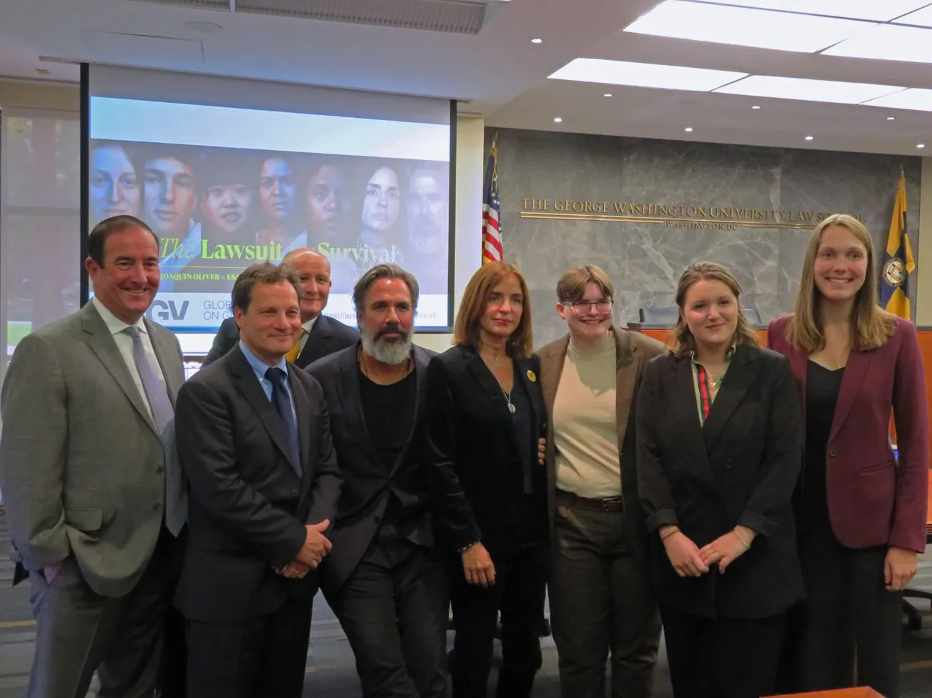 Al evento en el que se anunció la demanda en la GWU asistieron alumnos, abogados y los demandantes, Manuel y Patricia. Foto:
