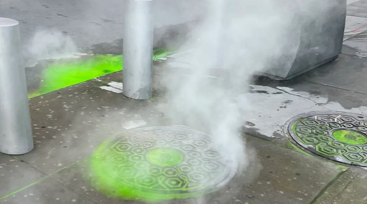 Graban extraña sustancia verde fluorescente que brota de alcantarilla en Nueva York