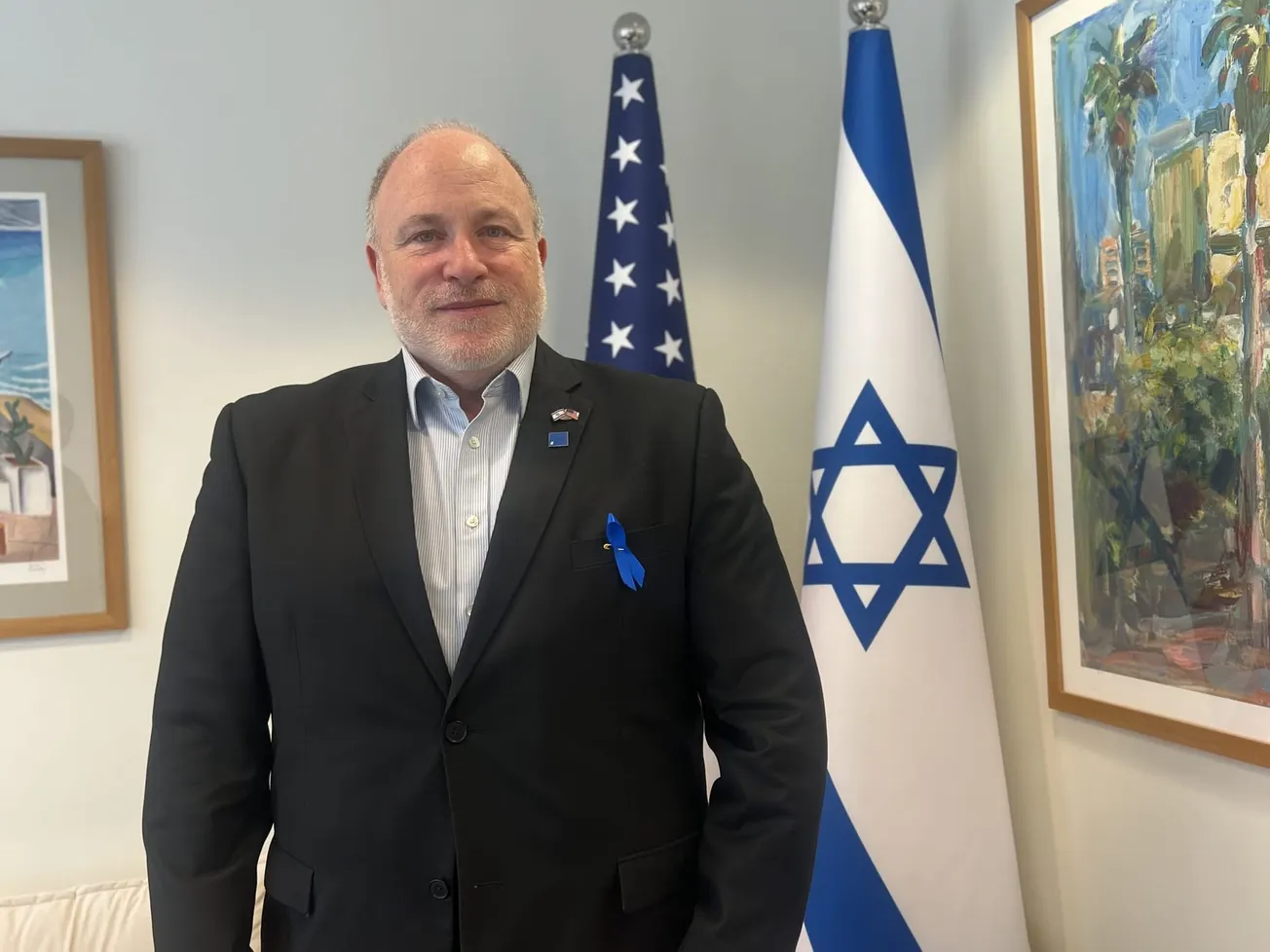 El embajador Meron Reuben, quien ha servido en el Consulado General de Israel en Nueva Inglaterra desde 2020, respondió ante