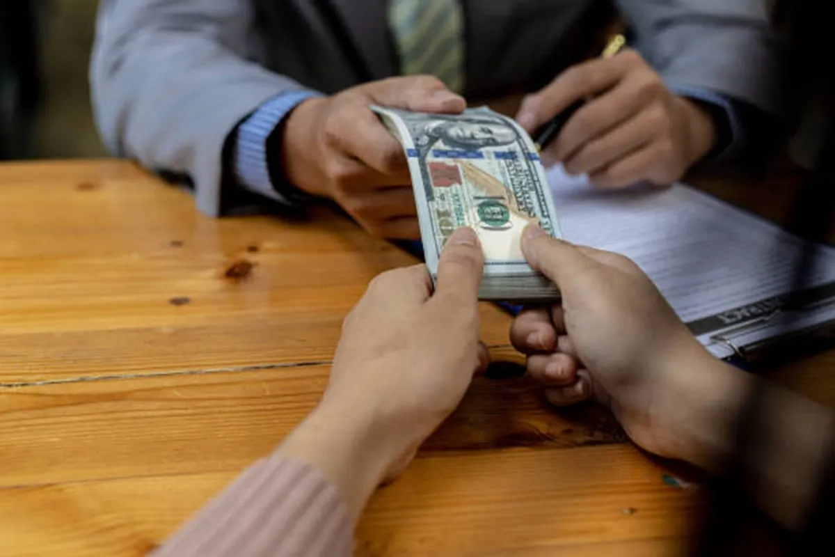 Aumento histórico de la inmigración impulsa un récord en remesas para Latinoamérica en 2023