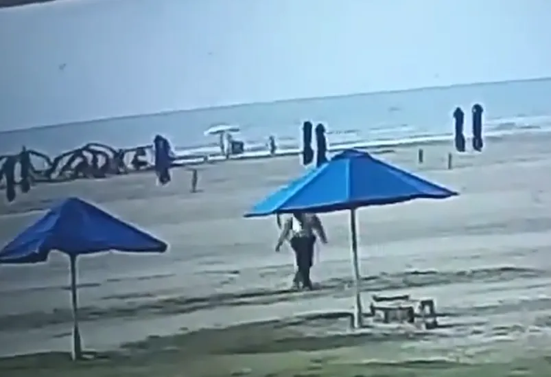 Muere una mujer impactada por un rayo en playa de Colombia